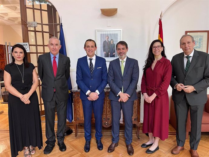 El embajador de España en México, Juan Duarte Cuadrado, ha recibido este jueves en la Embajada de España al presidente de la Diputación de Valladolid, Conrado Ísca