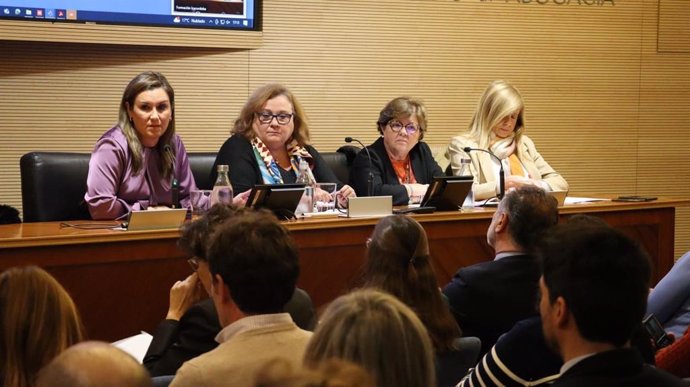 La delegada territorial de Inclusión Social, Juventud, Familias e Igualdad de la Junta de Andalucía en Córdoba, Dolores Sánchez (2d), y su homóloga de Justicia, Administración Local y Función Pública, Raquel López (1i), inauguran el curso.