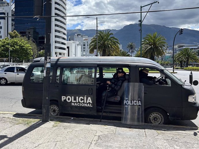 Archivo - Agentes de Policía de Ecuador en Quito