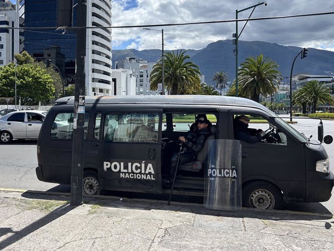 Archivo - QUITO, April 8, 2024  -- Ecuadorian police stand guard near the Mexican embassy in Quito, Ecuador, April 7, 2024. Mexico suspended its diplomatic relations with Ecuador after Ecuadorian police broke into the Mexican embassy in Quito and arrested