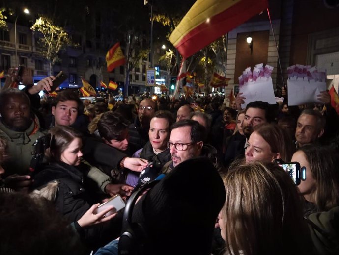 El portavoz de Vox, José Antonio Fúster, en declaraciones a los medios desde la calle Ferraz