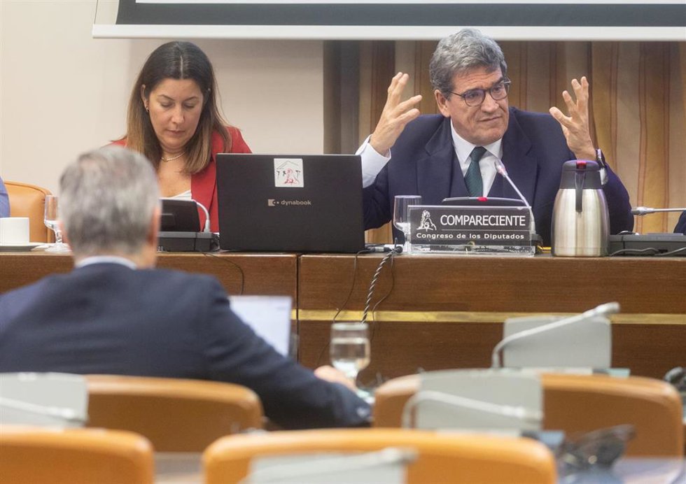 El gobernador del Banco de España, José Luis Escrivá (d), comparece en la Comisión de Economía, Comercio y Transformación Digital, en el Congreso de los Diputados, a 21 de noviembre de 2024, en Madrid (España). El gobernador del Banco de España ha infor