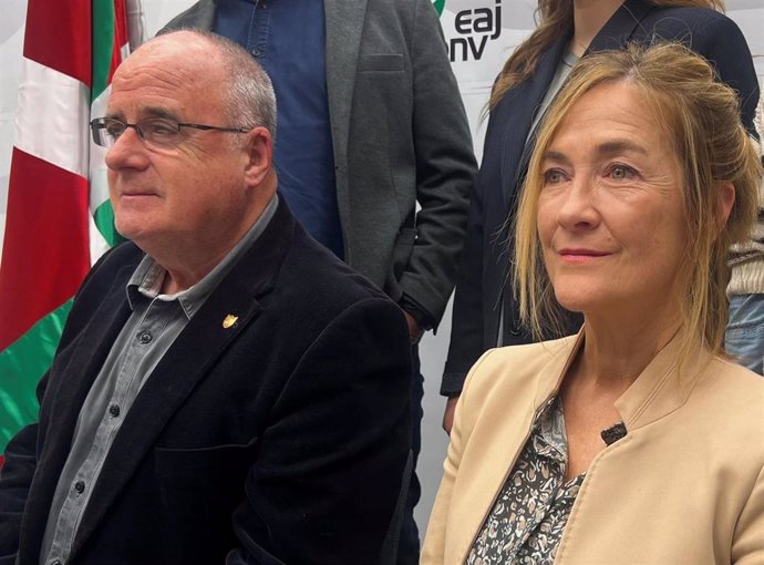 La nueva presidenta del GBB, María Eugenia Arrizabalaga, con Joseba Egibar.