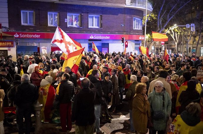 Decenas de personas protestan contra el presidente del Gobierno, Pedro Sánchez, en la calle Ferraz, a 21 de noviembre de 2024, en Madrid (España). Un año después de las numerosas manifestaciones frente a la sede del PSOE se ha convocado una nueva protesta