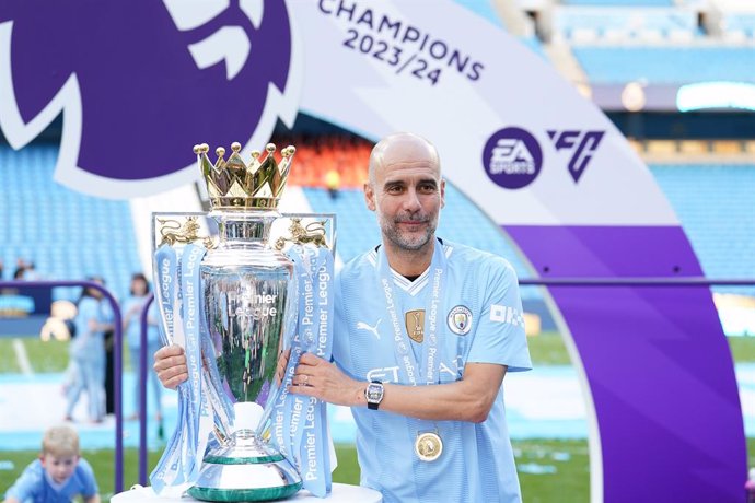 Archivo - 19 May 2024, United Kingdom, Manchester: Manchester City manager Pep Guardiola celebrates with the Premier League trophy after the English Premier League soccer match against West Ham United at the Etihad Stadium. Photo: Martin Rickett/PA Wire/d