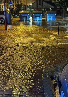 La Avenida de La Libertad de Barakaldo inundada tras el reventón de una tubería.