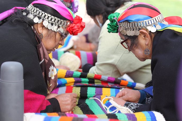 Archivo - ARAUCANIA, May 22, 2022  -- Mapuche women weave in Puerto Saavedra of Araucania, Chile, on May 21, 2022. A total of 426 indigenous Mapuche women from Chile and Argentina completed a loom weaving piece which measures about 900 meters in length, s