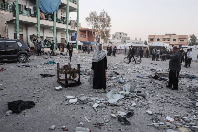 November 20, 2024, Nuseirat, Gaza Strip, Palestinian Territory: Residents inspect the damage after Israeli attacks on Khaled ben El-Walid School of the United Nations Relief and Works Agency for Palestine Refugees (UNRWA) at Nuseirat refugee camp, in Gaza