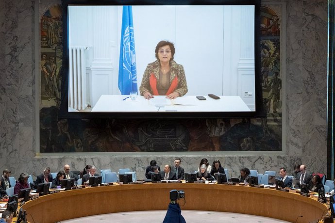 Archivo - UNITED NATIONS, Nov. 28, 2023  -- UN Deputy Special Envoy for Syria Najat Rochdi (on the screen) speaks at a Security Council meeting at the UN headquarters in New York, on Nov. 28, 2023. Rochdi on Tuesday called for urgent de-escalation in Syri