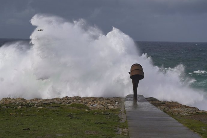 Archivo - Olas durante el frente meteorológico, a 23 de febrero de 2024, en A Coruña, Galicia (España). La Agencia Estatal de Meteorología (Aemet) decretó un aviso naranja por temporal costero en el litoral gallego que ya está activo. El noroeste y oeste 