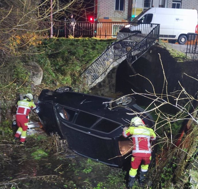 Imagen del vehículo accidentado en Campoo de Suso