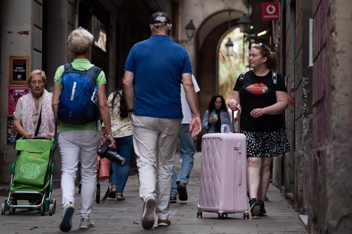 Archivo - Varios turistas en el centro de Barcelona, a 17 de septiembre de 2024, en Barcelona, Catalunya (España). El teniente de alcalde de Economía en el Ayuntamiento de Barcelona ha defendido la decisión del gobierno municipal de extinguir los pisos tu