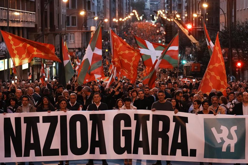 Archivo - Centenares de personas con banderas, durante movilización organizada por Eh Bildu en Bilbao en 2023