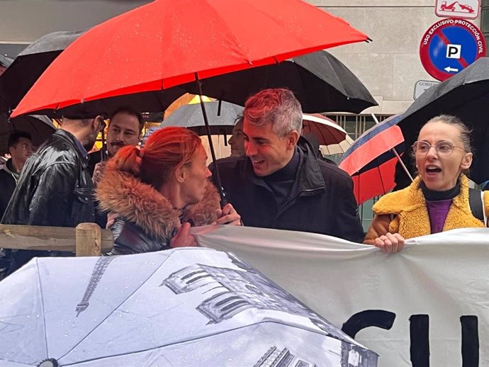 Encuentro del secretario general del PSC-PSOE, Pablo Zuloaga, con los sindicatos docentes encerrados en Peñaherbosa