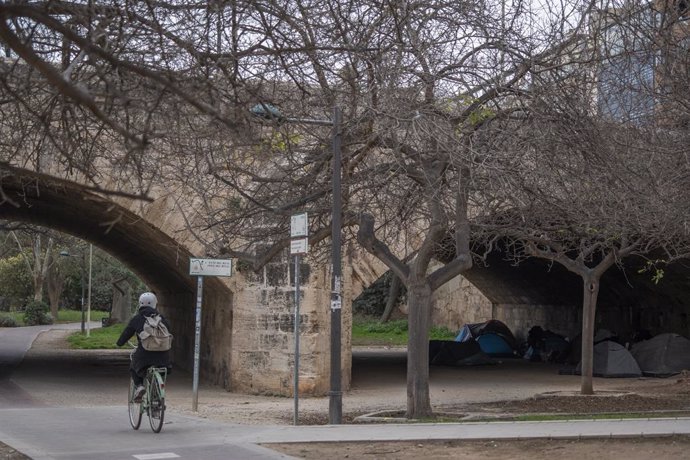 Archivo - Vista del Puente del Real, a 14 de febrero de 2024, en Valencia, Comunidad Valenciana (España). El Ayuntamiento de Valencia construirá nuevos estanques debajo de algunos puentes del Jardí del Túria para iluminar espacios del antiguo cauce y evit