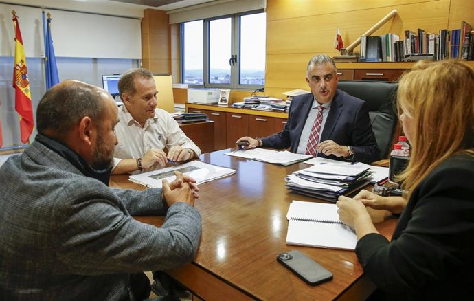 Archivo - El consejero de Fomento, Vivienda, Ordenación del Territorio y Medio Ambiente, Roberto Media, se reúne con el alcalde de Miengo, Marino García.