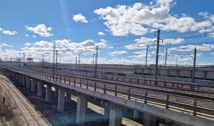 Archivo - Viaducto de Adif en la línea Madrid-Sevilla