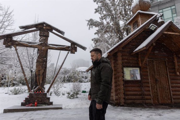 El presidente de Ucrania, Volodimir Zelenski, rinde homenaje a los caídos