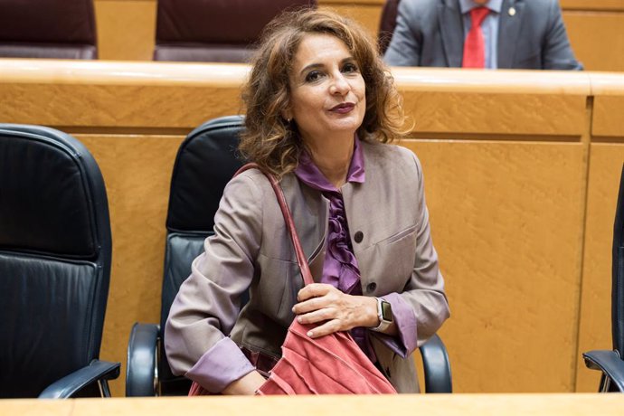 La vicepresidenta primera y ministra de Hacienda, María Jesús Montero, durante la sesión plenaria del Senado, a 19 de noviembre de 2024, en Madrid (España). En la sesión de control al Gobierno la oposición realizará un total de 19 preguntas sobre la gesti