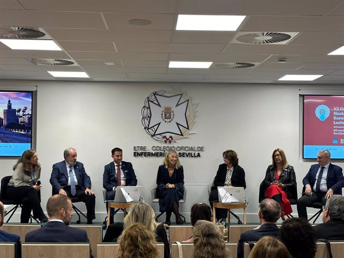 La consejera de Salud y Consumo, Rocío Hernández, ha  inaugurado del XI Congreso Nacional de Bancos de Leche Humana, que se celebra en la sede del Colegio Oficial de Enfermería de Sevilla.