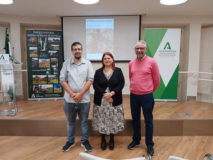 La delegada Inmaculada Gallardo y Manuel Ligero al comienzo de la ponencia "Paraíso Estelar"