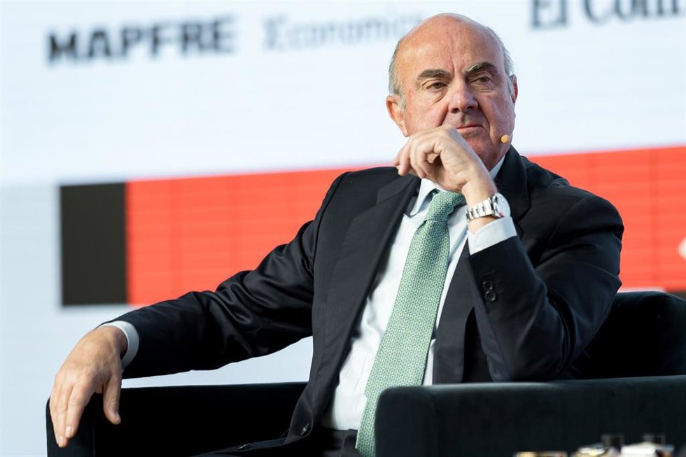 El vicepresidente del Banco Central Europeo, Luis De Guindos, durante el I Evento anual del observatorio económico de El Confidencial y Mapfre Economics, en el Auditorio Beatriz, a 22 de noviembre de 2024, en Madrid (España).
