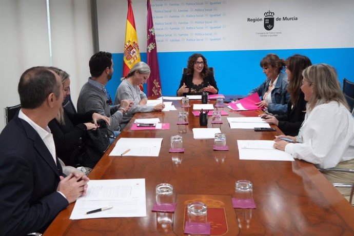 La directora general de Mujer y Prevención de la Violencia de Género, Ana Belén Martínez, junto a los miembros del jurado.