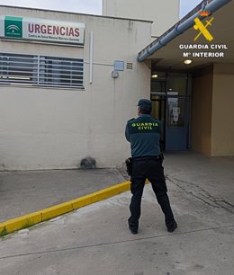 Un agente a las puertas del centro de salud