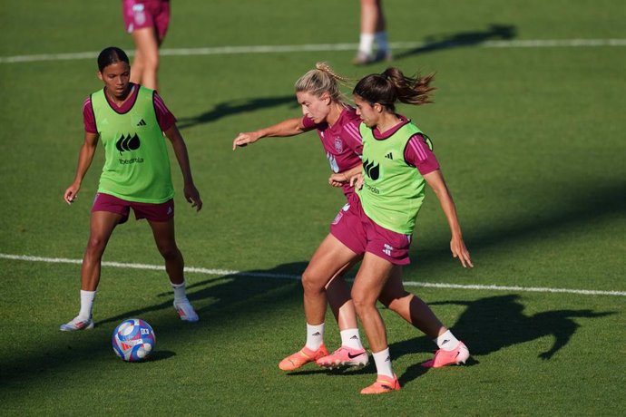 Archivo - Alexia Putellas y Alba Redondo durante un entrenamiento en Las Rozas de la selección española. 