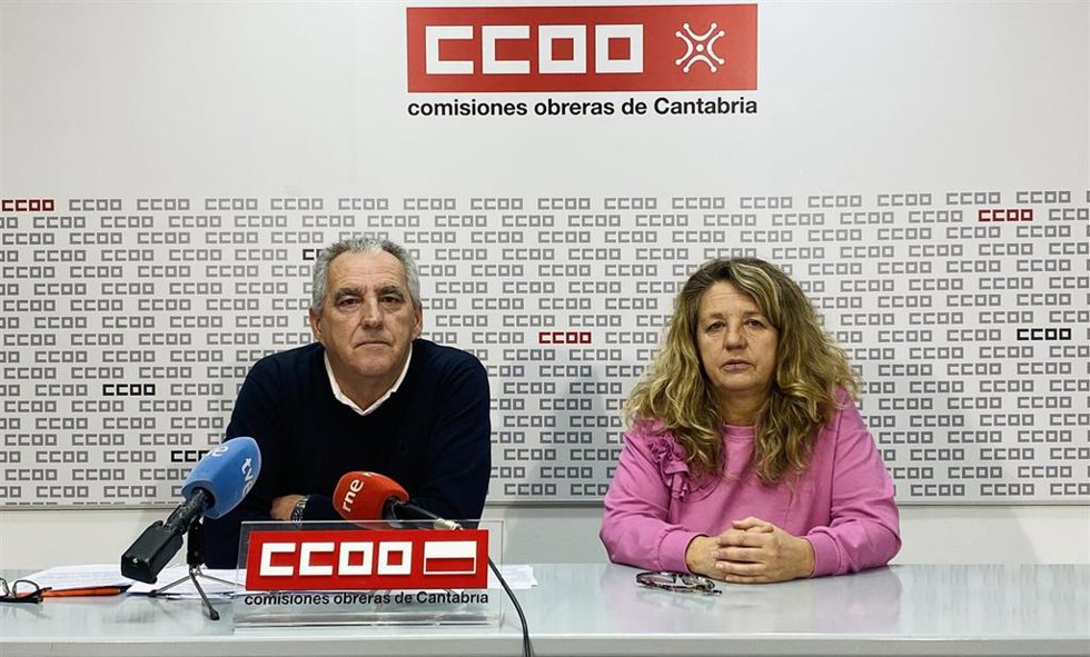 Juan Carlos Aizpurua, secretario provincial de CCOO en Correos Cantabria, en rueda de prensa