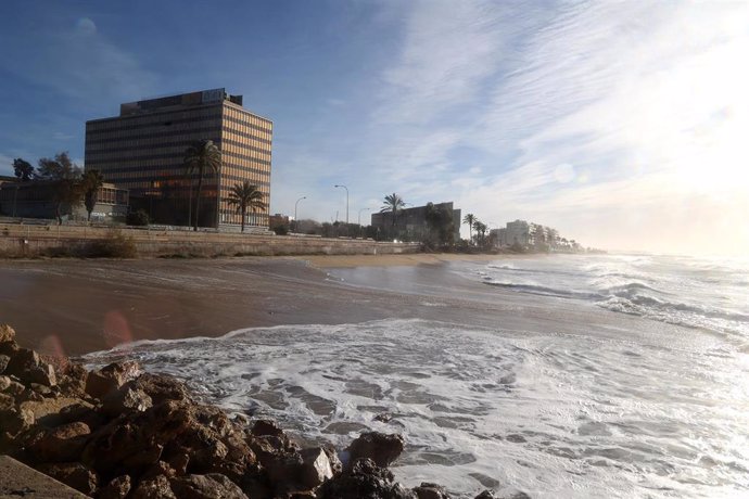 Archivo - Cielos poco nubosos con vistas a una playa de Palma.