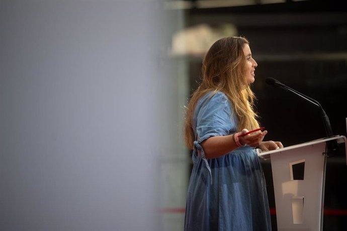 La coordinadora de los Comuns y vicepresidenta de la Diputación de Barcelona, Candela López, interviene durante la primera jornada de la Assemblea Nacional de Catalunya en Comú, en el Campus Ciutadella de la Universitat Pompeu Fabra, a 16 de noviembre de 