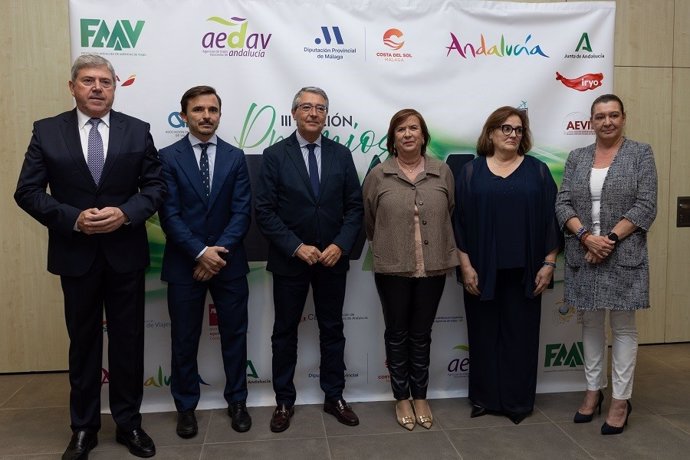 El presidente de la Diputación de Málaga y de Turismo Costa del Sol, Francisco Salado, entre otras autoridades durante la celebración de la gala de los III Premios Andaluces de Agencias de Viajes.