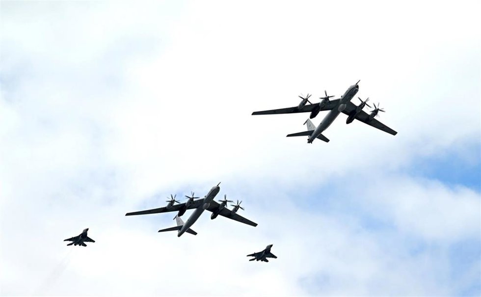 Archivo - Aviones militares de Rusia durante un desfile con motivo del Día de la Armada rusa (archivo)