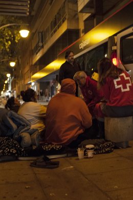 El voluntariado de Cruz Roja reparte entre las personas sin hogar de Córdoba ropa de abrigo para protegerse del frío.