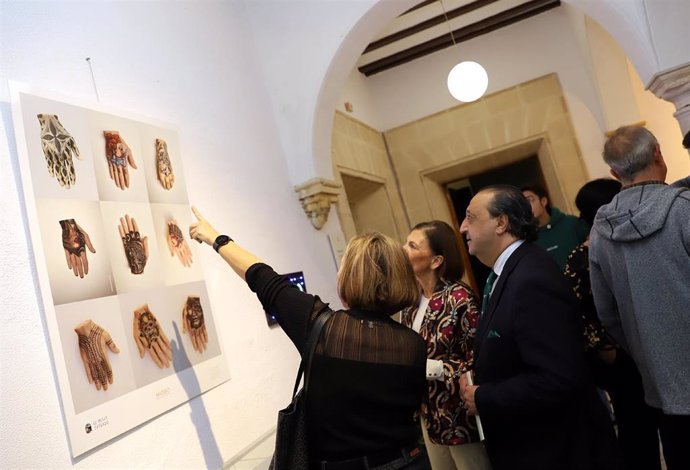 El delegado de Cultura, Fiestas, Patrimonio Histórico y Capital Europea de la Cultura, Francisco Zurita, en la exposición 'Museo Tatuado'