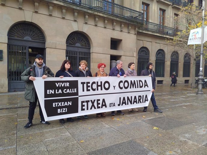 Representantes de entidades sociales de la Comunidad foral frente al Palacio de Navarra