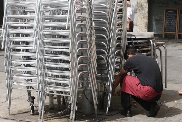 Archivo - Gente trabajando