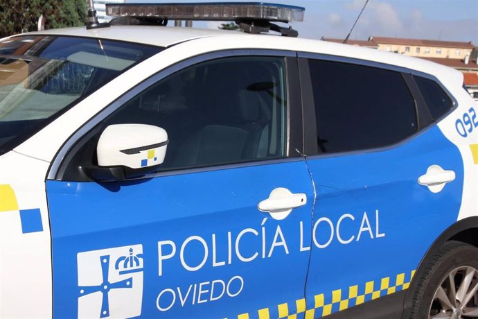 Archivo - Vehículo de la Policía Local de Oviedo.