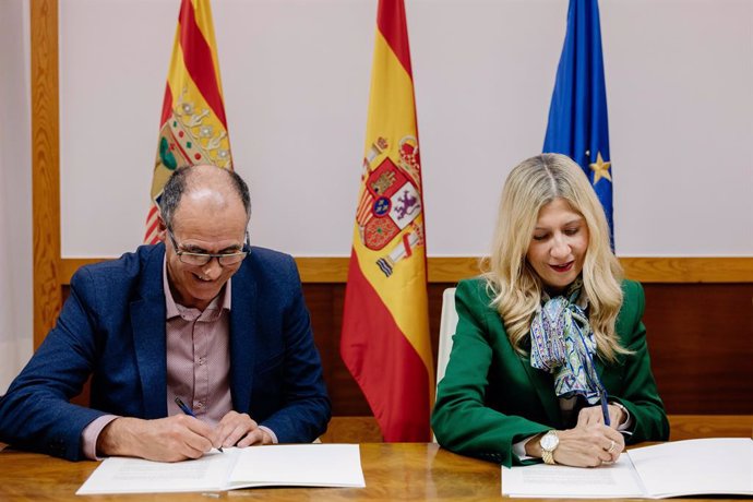 La vicepresidenta del Gobierno de Aragón y el gerente de la empresa han firmado el contrato de compraventa de la parcela en la que se ubicará la compañía.