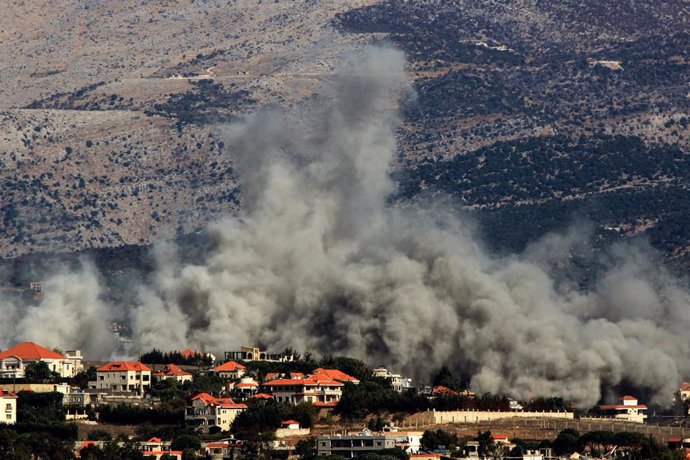 Columna de humo tras un bombardeo del Ejército de Israel contra la ciudad de Kafarkila, en el sur de Líbano (archivo)