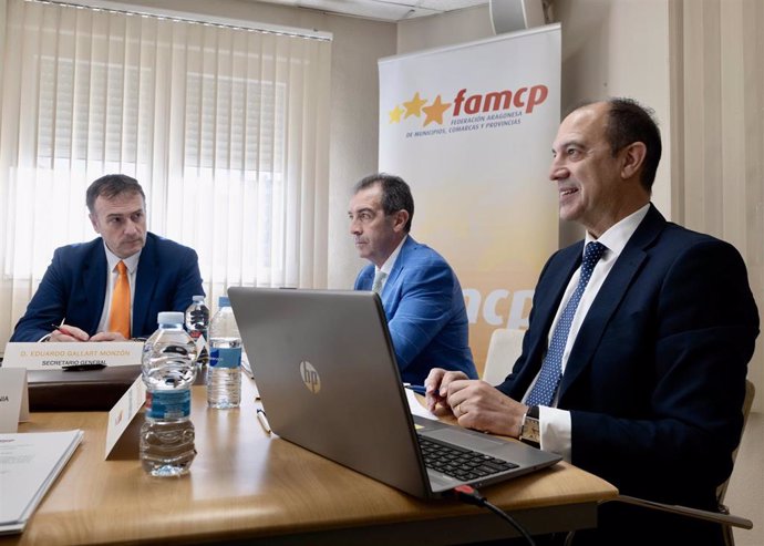 El consejero de Sanidad, José Luis Bancalero, junto al presidente de la Federación Aragonesa de Municipios, Comarcas y Provincias,  Carmelo Pérez, durante la reunión de la FAMCP para abordar el mapa sanitario de Aragón.