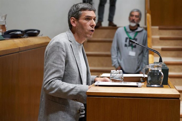 Archivo - El parlamentario de Sumar, Jon Hernández, en el pleno de investidura del Parlamento Vasco.