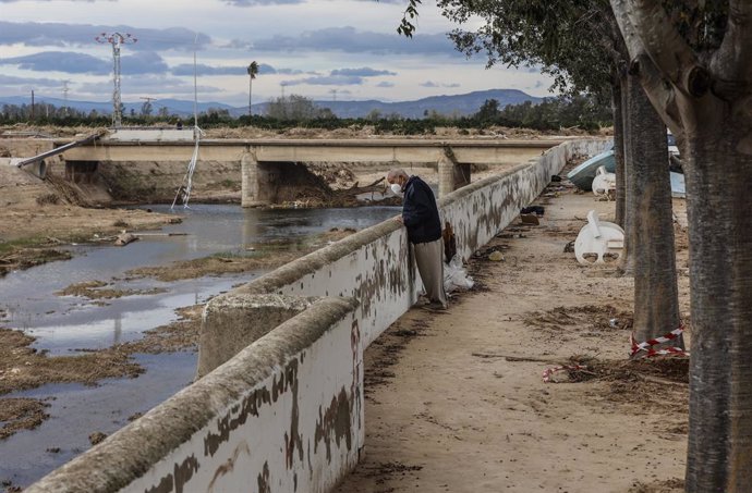 Anciano observa los estragos causados por la DANA en el  barranco donde pasa el ‘Riu Magre’ a su paso por Algamesí, a 21 de noviembre de 2024, en Algamesí, Valencia, Comunidad Valenciana (España). La cifra total de víctimas mortales registrada a causa de 
