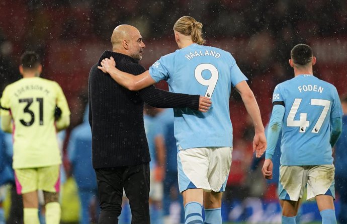 Archivo - 29 October 2023, United Kingdom, Manchester: Manchester City manager Pep Guardiola speaks with Erling Haaland following the English Premier League soccer match between Manchester United and Manchester City at Old Trafford. Photo: Martin Rickett/