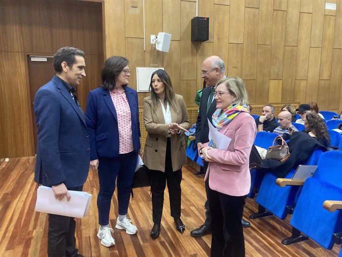 Vicente Andrés (i), Carolina Vidal, Yolanda Martín, Jacinto Canales y Rosalba Fonteriz, antes de la inauguración de la jornada.