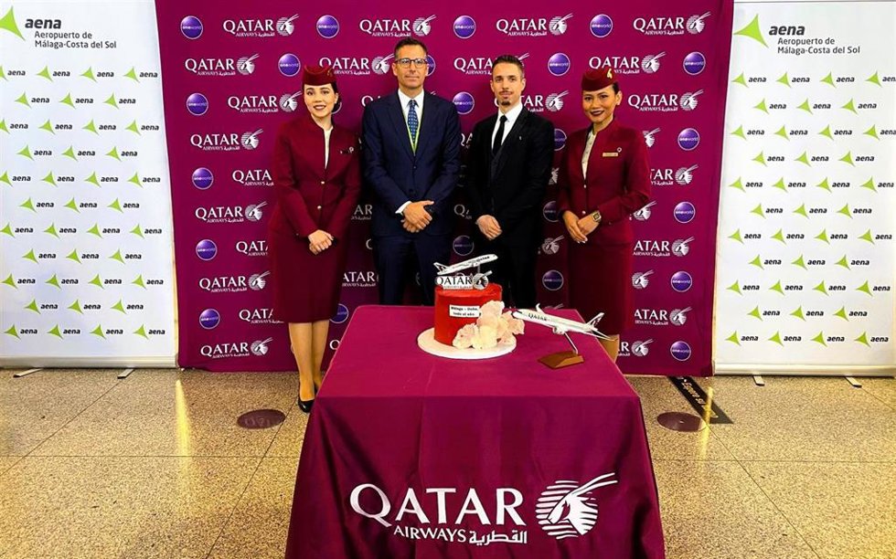Parte de la tripulación flanquea a Samal Boudjennah, regional manager de la compañía en Europa Occidental, y al jefe de Gabinete de Dirección del aeropuerto, Juan Manuel Cordovés.