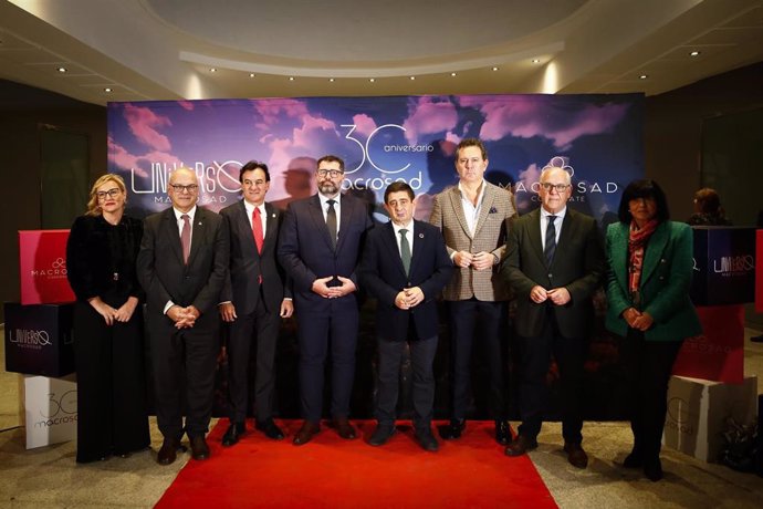 Andrés Rodríguez (4i), junto a autoridades en el acto por el 30 aniversario de Macrosad.