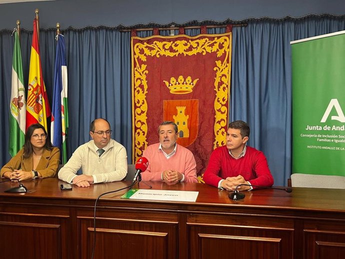 El delegado de Juventud de la Junta en Cádiz, Alfonso Candón, con el alcalde de Villamartín, Juan Luis Morales, y el responsable del IAJ, Sergio Romero.