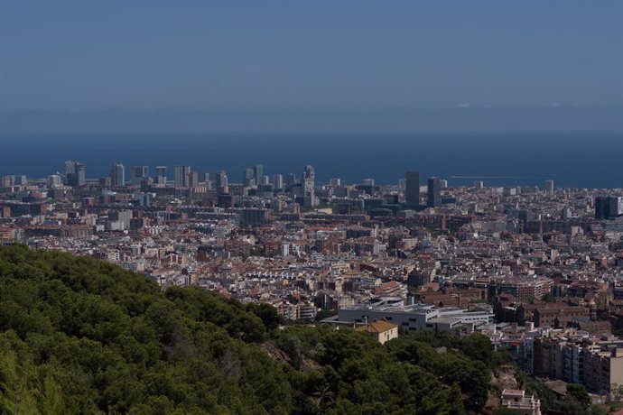 Archivo - Vista panorámica de Barcelona.